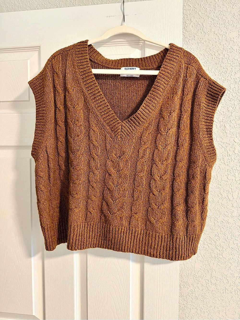 Old Navy Cable-Knit V-Neck Sweater Vest in Brown Like New